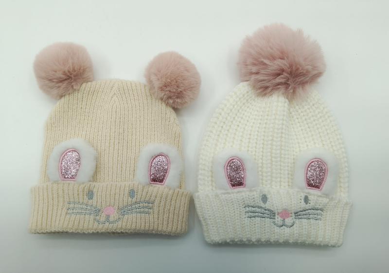 クリーム＆ホワイトのベビーニットビーニー、バニー刺繍＆ピンクポンポン付き - private label service available