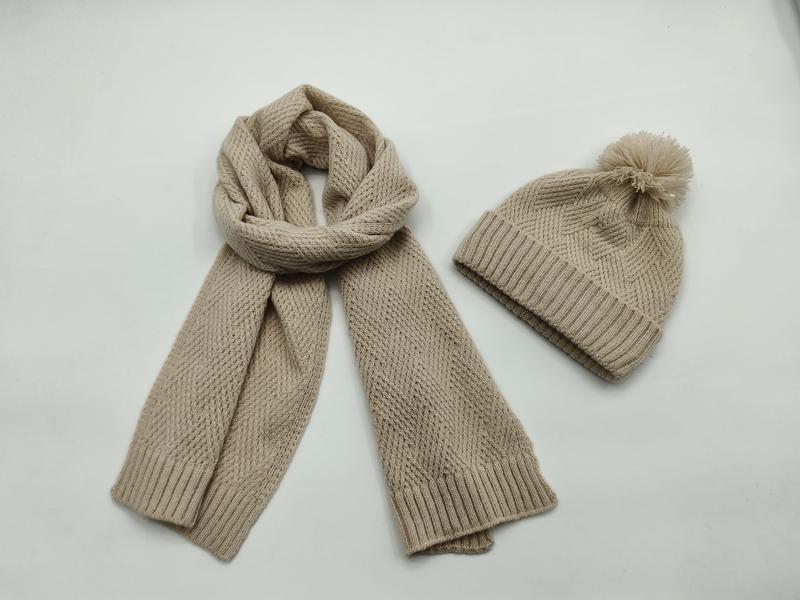 ベージュのざっくり編みニットマフラーとポンポン付きビーニー帽のセット - bulk scarf supplier Japan