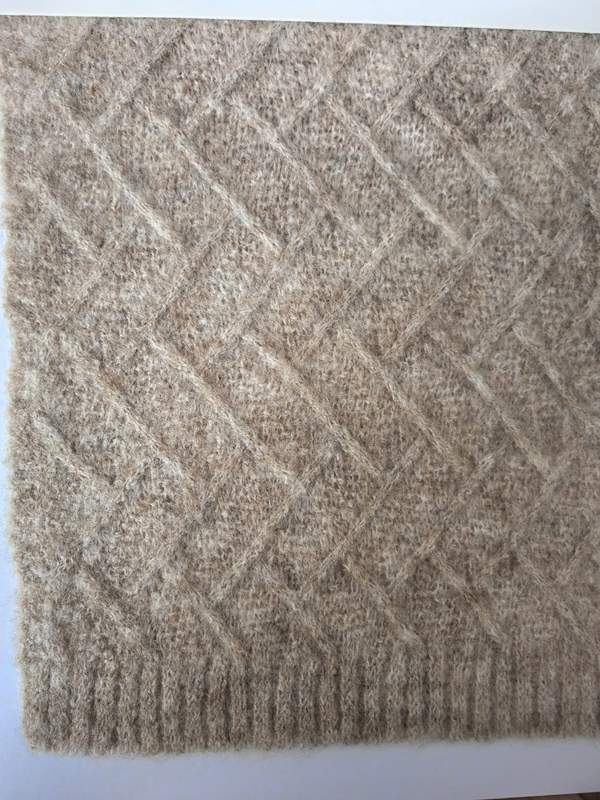 ベージュのダイヤ格子柄ウール混ニットブランケット、リブ編みボーダー付き - bulk scarf supplier Japan
