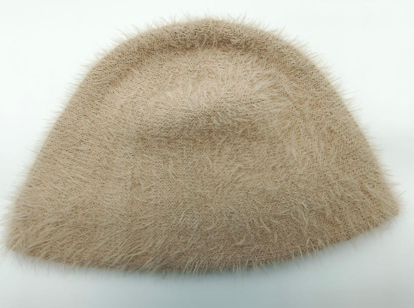 ベージュのふわふわまつげ編みニットバケットハット、柔らかな毛足のあるテクスチャー - gift shop wholesale supplier