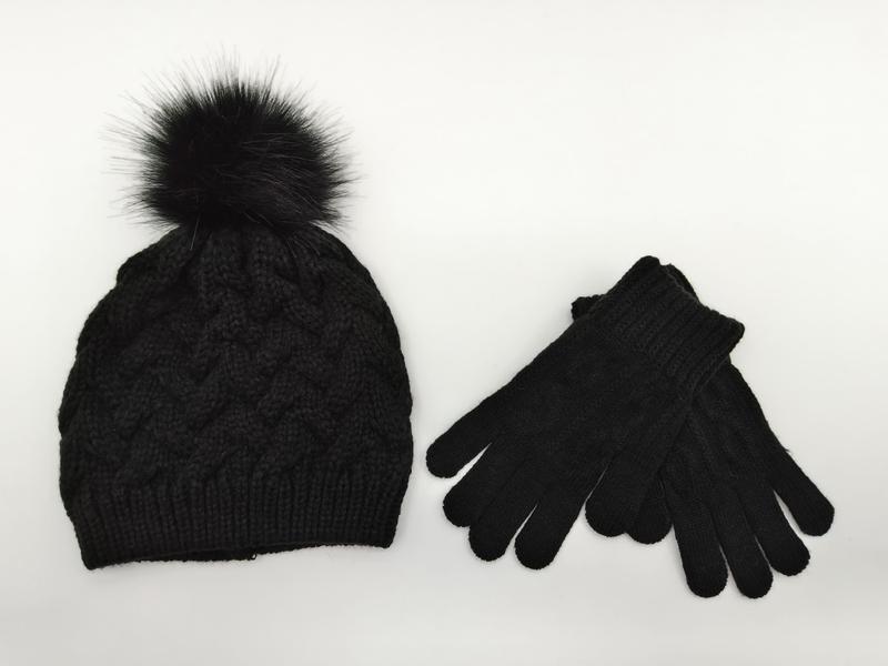 ブラックケーブルニットビーニー帽フェイクファーポンポン付き手袋セット冬物 - winter accessories wholesaler