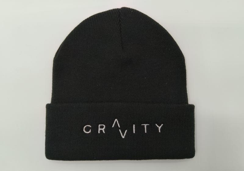 ブラックリブニットカフ折り返しビーニー帽、白刺繍GRAVITYロゴ付き - minimum order 100 pieces
