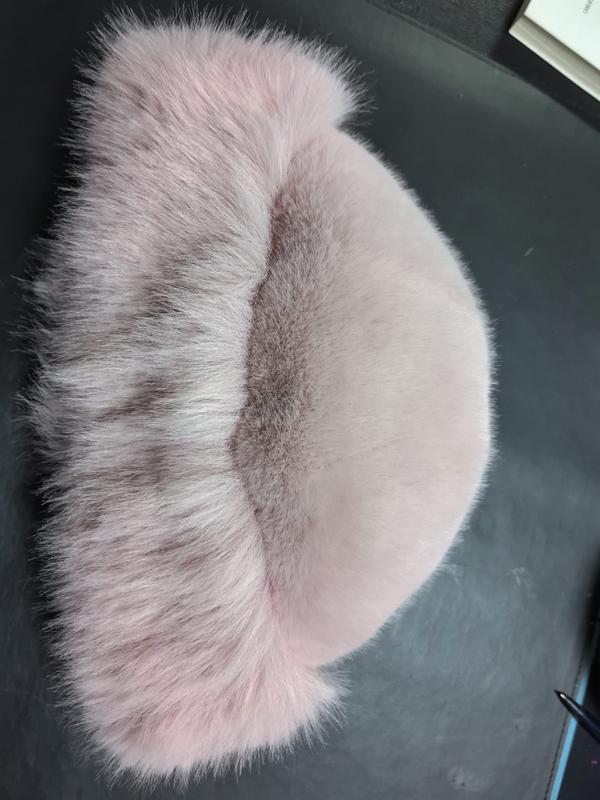 ブラッシュピンクのフェイクファー半月形クッション、タウプストライプ装飾 - retail buyer inquiry welcome