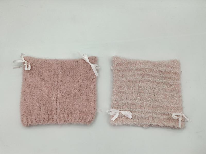 Polsini per stivali in maglia rosa blush con fiocchi in raso bianco – set di 2 pezzi. Accessori invernali dalla texture morbida e soffice, ideali per personalizzare stivali con un dettaglio romantico ed elegante. Vendita all'ingrosso di calzature e a
