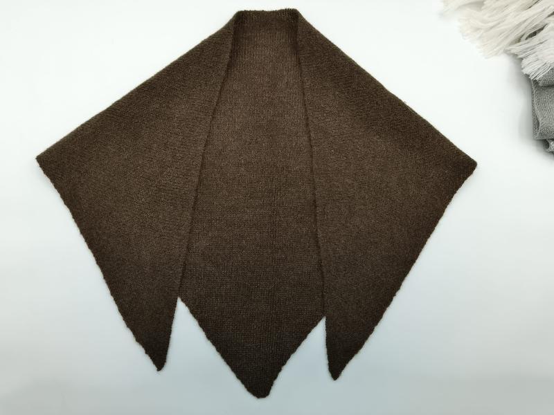 ダークブラウンの手編みウール三角ショール、3パネルデザイン、フラット展示 - winter accessories wholesaler