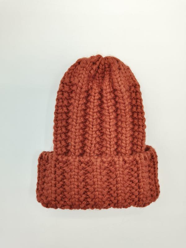 テラコッタオレンジのざっくりリブニットビーニーハット、折り返しカフ付き手編み風 - wholesale fashion accessories