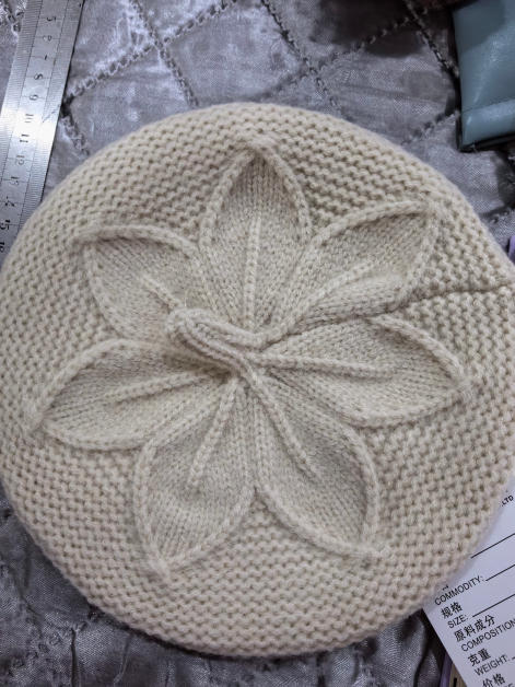 クリームケーブルニットベレー帽、花柄リーフ模様クラウン、フラットレイ - Oeko-Tex certified supplier