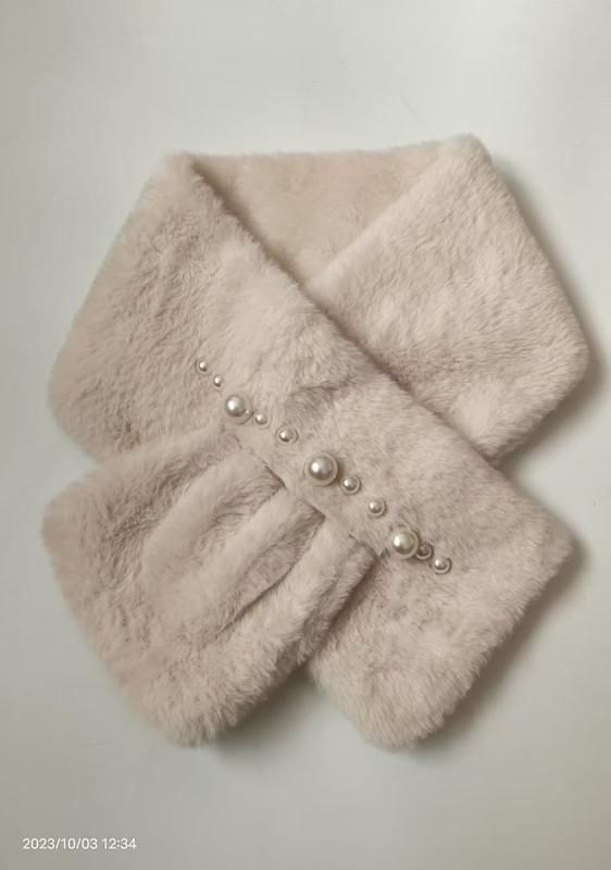 クリーム色フォックスファー風クロスオーバーカラースカーフ、パールビーズ装飾付き - certified scarf manufacturer China