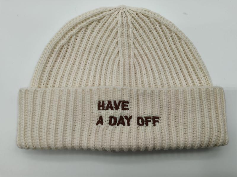 クリーム色のリブニットビーニー帽、折り返しカフに茶色の刺繍スローガン入り - MOQ 100pcs factory direct