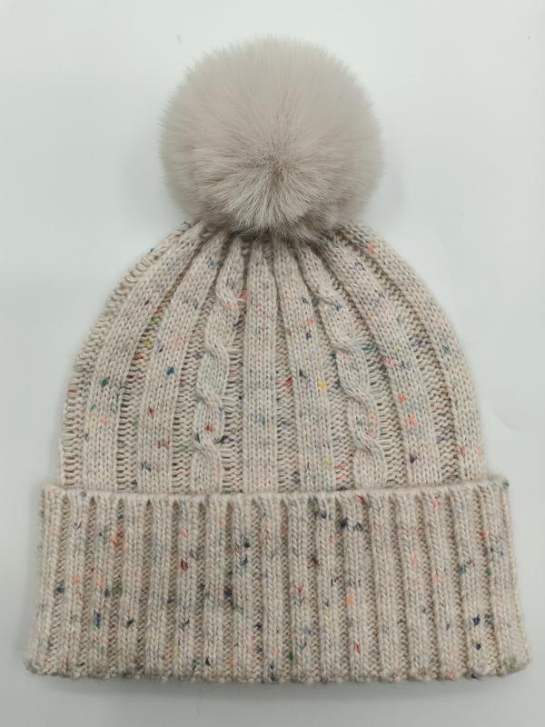 クリーム色ケーブルニットビーニー帽、マルチカラーフレック＆フォーファーポンポン付き - winter accessories wholesaler