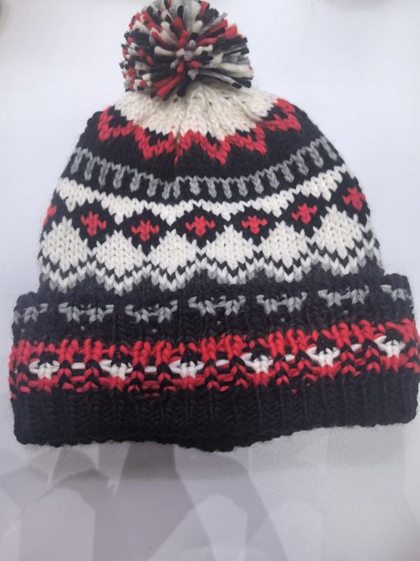 フェアアイル柄ニットポンポンビーニー帽子・黒赤白グレー冬用手編み - gift shop wholesale supplier