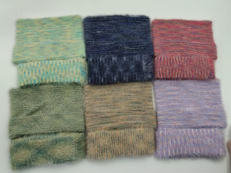 Campioni di tessuto morbido e soffice con texture spazzolata in sei tonalità smorzate: teal, blu navy, rosa-rosso, verde salvia e beige. Campioni quadrati di stoffa fluffy multicolore ideali per accessori moda all'ingrosso, con effetto vellutato e pa