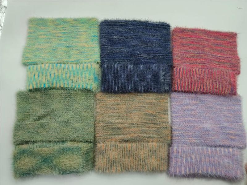 Set di 6 campioni di tessuto in filato eyelash fluffy nei colori teal, blu navy, rosa-rosso, verde salvia, beige tortora e lavanda. Campionario multicolore di filato morbido con effetto ciglia, ideale per accessori moda all'ingrosso. - 25-day bulk pr