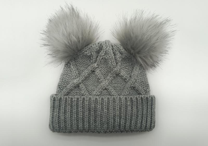 グレーケーブルニットビーニー帽、ダブルフェイクファーポンポン付き冬用ニット帽 - winter accessories wholesaler