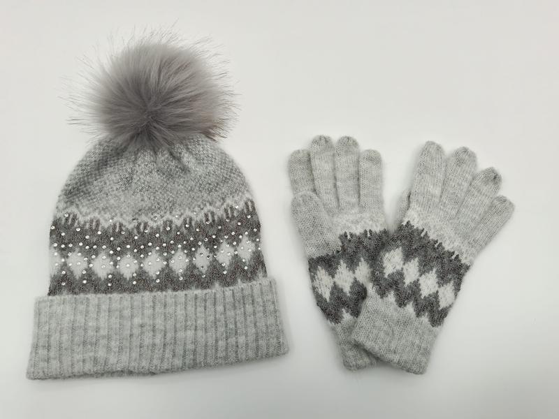 グレーフェアアイルニットビーニー帽＆手袋セット、ファーポンポン・パール装飾付き - winter accessories wholesaler