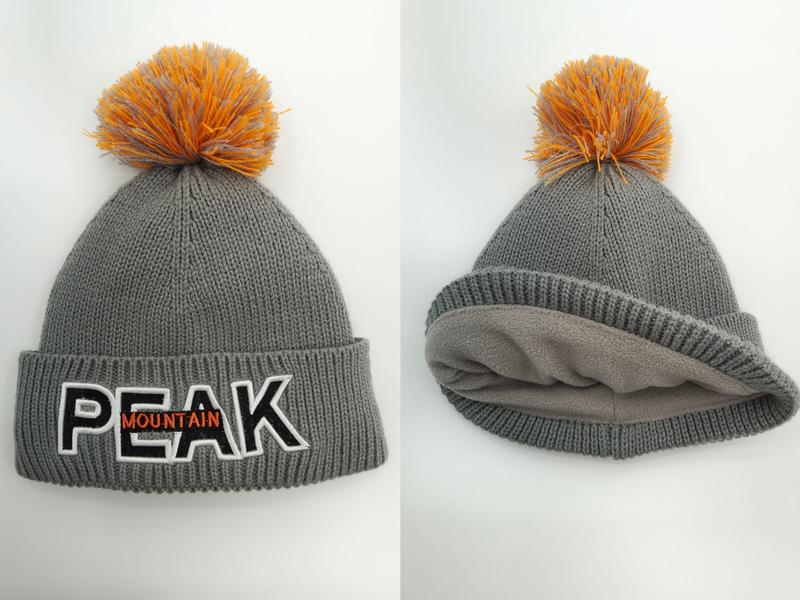 グレーニットビーニー、オレンジポンポン付き、刺繍ロゴ、フリース裏地、冬用防寒帽子 - B2B wholesale inquiry welcome