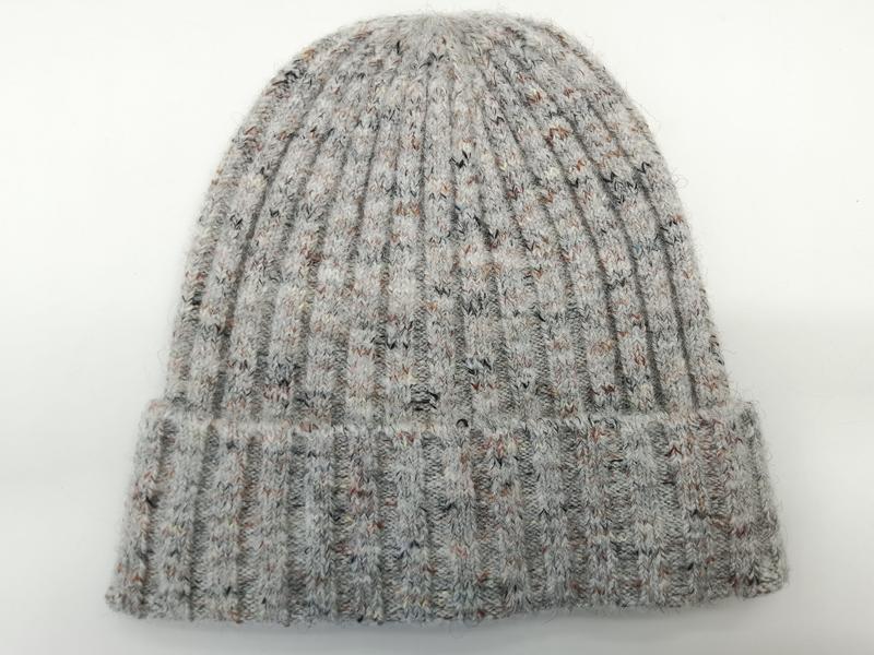 グレーマールリブニットビーニー帽、マルチカラーフレックドヤーン、折り返しカフ付き - winter accessories wholesaler