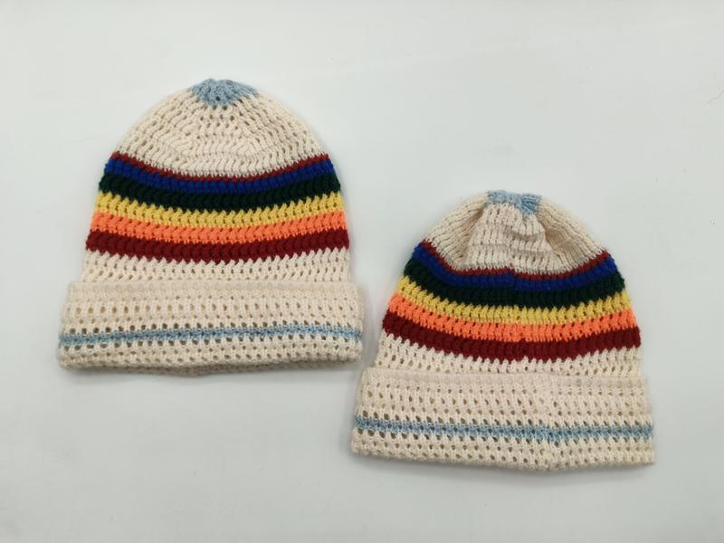 クリーム色レインボーストライプ手編みクロッシェビーニーハット2個セット - custom color & size accepted
