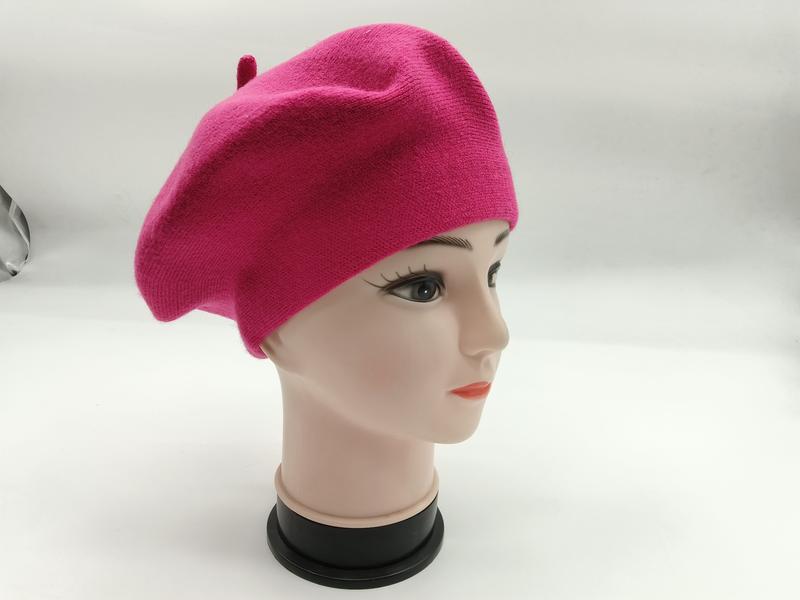 ホットピンクのウールニット製フレンチベレー帽、女性用マネキンに着用展示 - corporate gift supplier