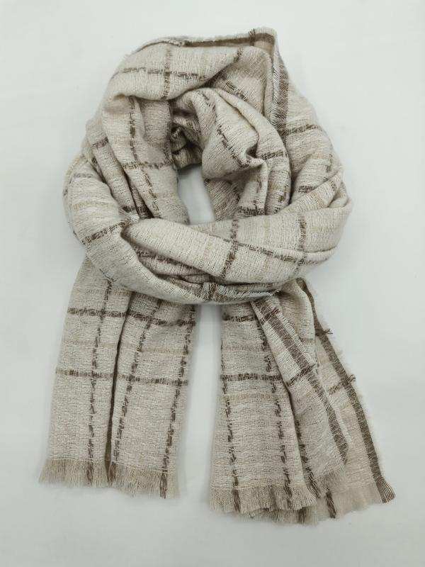 アイボリー×ブラウンのプレイドウーブンフリンジスカーフラップ、軽量素材 - winter accessories wholesaler