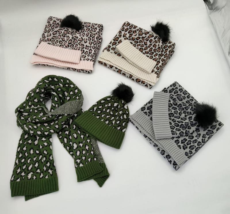 ヒョウ柄ニットビーニー＆マフラーセット、フェイクファーポンポン付き、4色展開 - winter accessories wholesaler