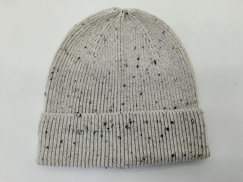 ライトグレー黒スペックルリブニットカフ付きビーニー帽、フラット展示 - free sample on request