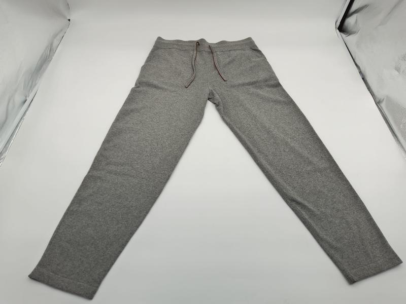 Pantaloni tuta uomo slim tapered grigio mélange con coulisse marrone e tasche laterali, vista flat lay — jogger in tessuto felpato morbido e traspirante, stile sportivo casual, disponibili all'ingrosso. - small batch order accepted