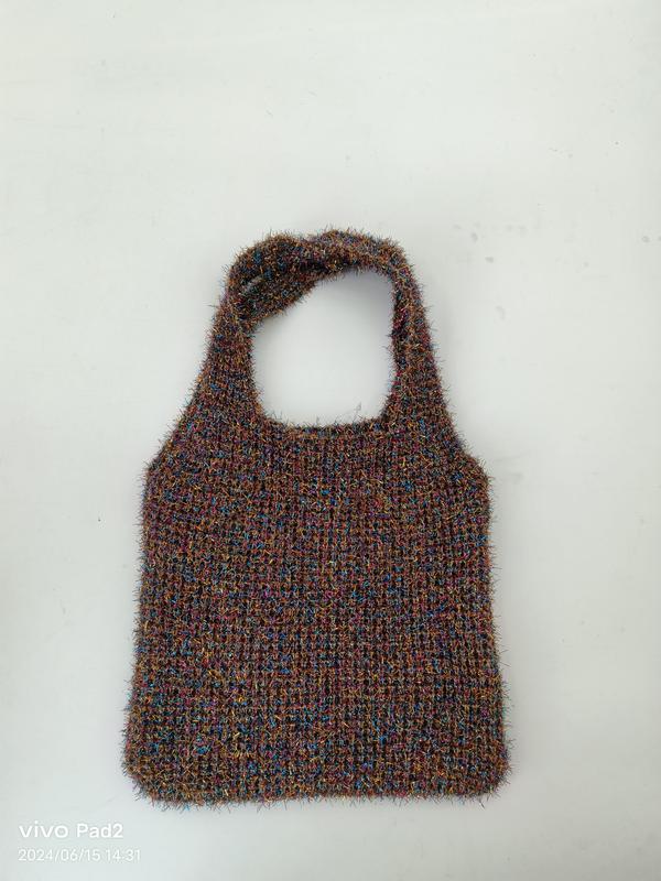 Borsa tote artigianale a maglia fuzzy multicolore con manico a loop, realizzata in filato morbido nei toni di marrone, blu e rosa. Borsa shopper knit dal design boho-chic, lavorata a mano con effetto pelliccia, ideale come accessorio moda donna trend