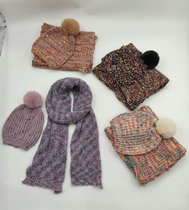 マルチカラースペックルニットビーニー＆スカーフセット、フォークスファーポンポン付き4色展開 - bulk scarf supplier Japan