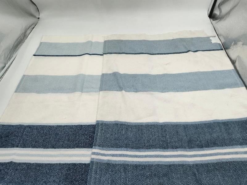 Coperta in cotone a intreccio spinato navy blue, azzurro e bianco con strisce orizzontali – vista dall'alto. Tessuto herringbone di qualità wholesale, ideale come plaid decorativo per divano o letto. Disponibile all'ingrosso. - bulk order discount av