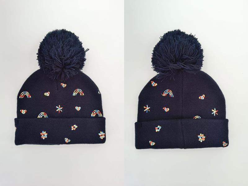ネイビーブルーのニット素材ポンポン付きビーニー帽、虹・ハート刺繍デザイン - sample order 7 days