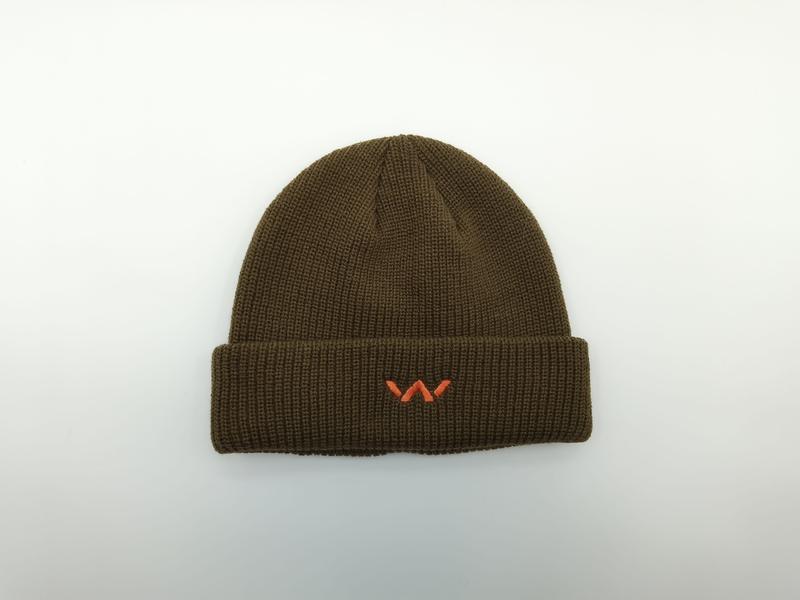 オリーブグリーンのリブニットビーニー帽、折り返しカフとオレンジ刺繍ロゴ付き - wholesale fashion accessories