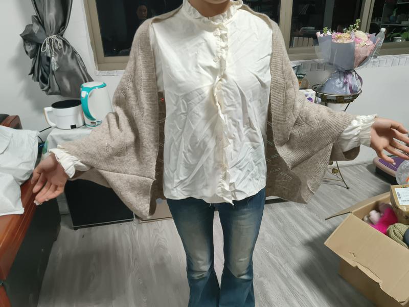 Donna che indossa un set coordinato composto da cardigan oversize in maglia beige con texture a coste, abbinato a camicia trapuntata color crema con colletto arricciato e bottoni. Look layering autunnale dai toni neutri caldi, perfetto per uno stile
