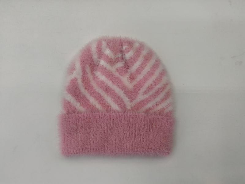 ピンクのふわふわニット生地、白いゼブラ柄ボーダー付きビーニーハット - winter accessories wholesaler