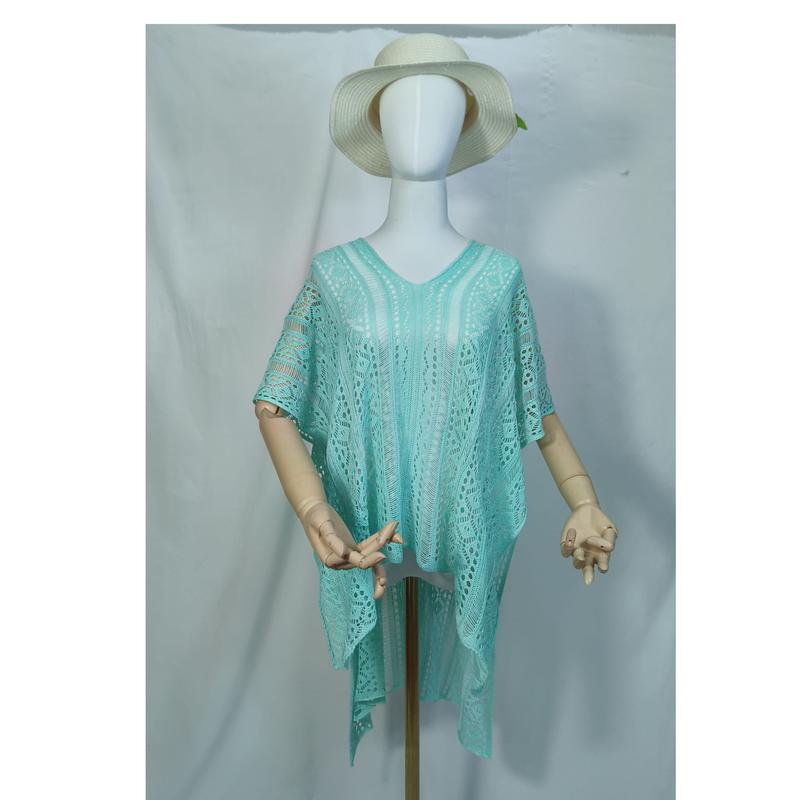 Mannequin che indossa una tunica kaftan da spiaggia in pizzo crochet color acqua menta con scollo a V e maniche ampie — Product 617. Cover-up estivo all'ingrosso in stile boho, ideale come pareo mare. Materiale traforato leggero, perfetto per collezi