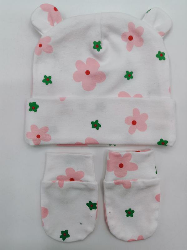 Cuffietta neonato bianca in cotone con orecchiette a forma di orso e muffole abbinate, decorate con stampa floreale rosa e verde. Set accessori invernali per bebè, morbido tessuto naturale, design animalier delicato. Ideale come corredino neonato o r