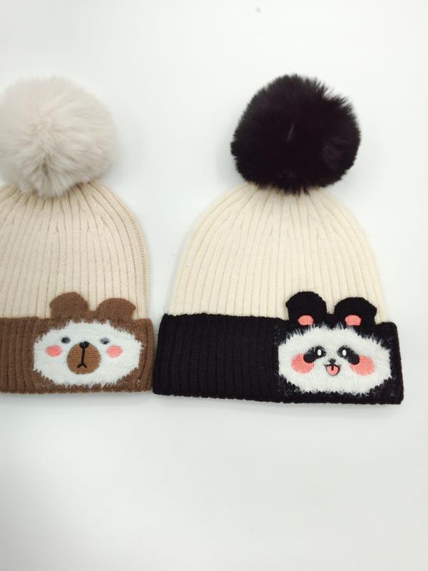 Berretto invernale in maglia a coste con pompon, modello beige con pompon crema e variante bianca, decorati con patch appliqué di orso e panda. Cappelli all'ingrosso in tricot morbido, stile casual con dettagli animalier per bambini. Product 932. - s