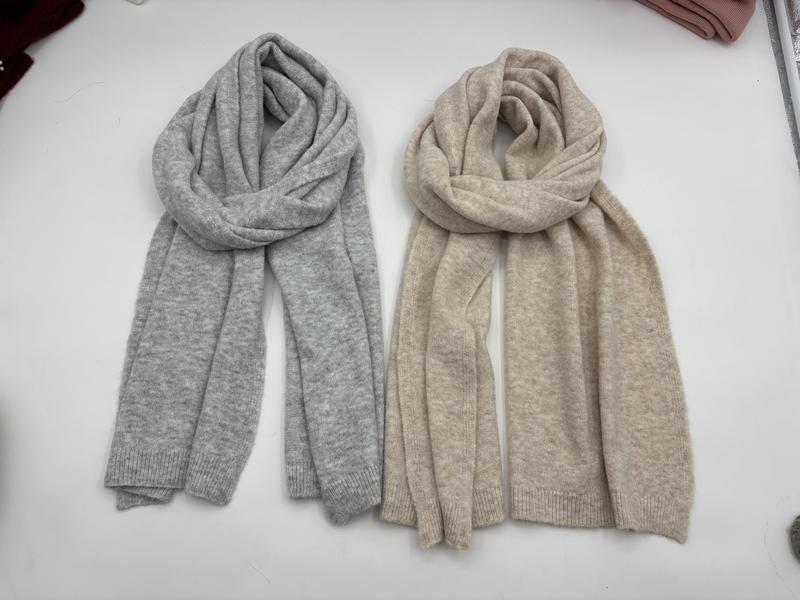Due sciarpe in maglia morbida disposte in piano: una grigio chiaro e una beige, con estremità a coste e stile avvolgente. Accessori invernali all'ingrosso in tessuto knit caldo e confortevole, perfetti per look casual e moderni. Set da due pezzi. - p