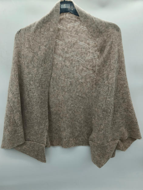 Cardigan shrug aperto color taupe in maglia fine con motivo pointelle traforato e maniche pipistrello, indossato su manichino. Dettaglio lavorazione a pizzo knit di tendenza, ideale come accessorio moda donna versatile per look casual ed eleganti. -