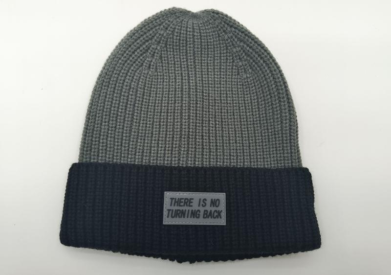グレー×ブラックのツートンリブニットビーニー、ラバースローガンパッチ付き冬帽子 - wholesale fashion accessories