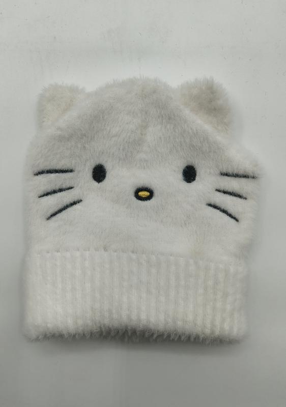 白いふわふわニットビーニー帽、猫の顔・ひげ・耳付きのキュートな冬帽子
